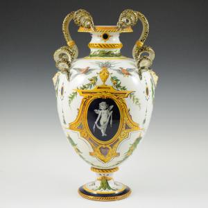 Vaso ovoidale con anse a forma di serpenti e decoro a grottesche